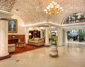 Common area at Embassy Suites By Hilton Arcadia.