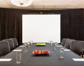 Meeting room at Embassy Suites By Hilton Arcadia.
