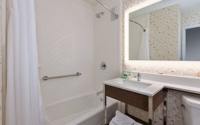 Holiday Inn Westbury - Long Island by IHG