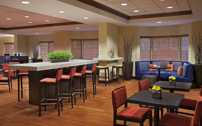 Restaurant area with comfortable seating perfect for co-working at Courtyard By Marriott Toronto Airport.