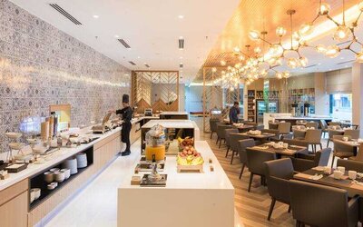 Elegant restaurant area with buffet at the Hilton Garden Inn Kuala Lumpur Jalan Tuanku Abdul Rahman North.