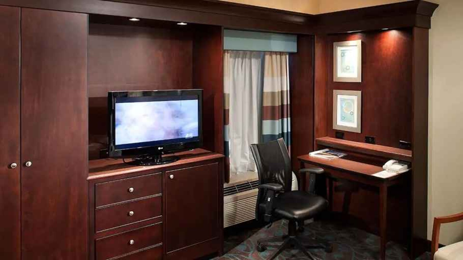 Available private business desks at Hampton Inn Pittsburgh University/Medical Center.