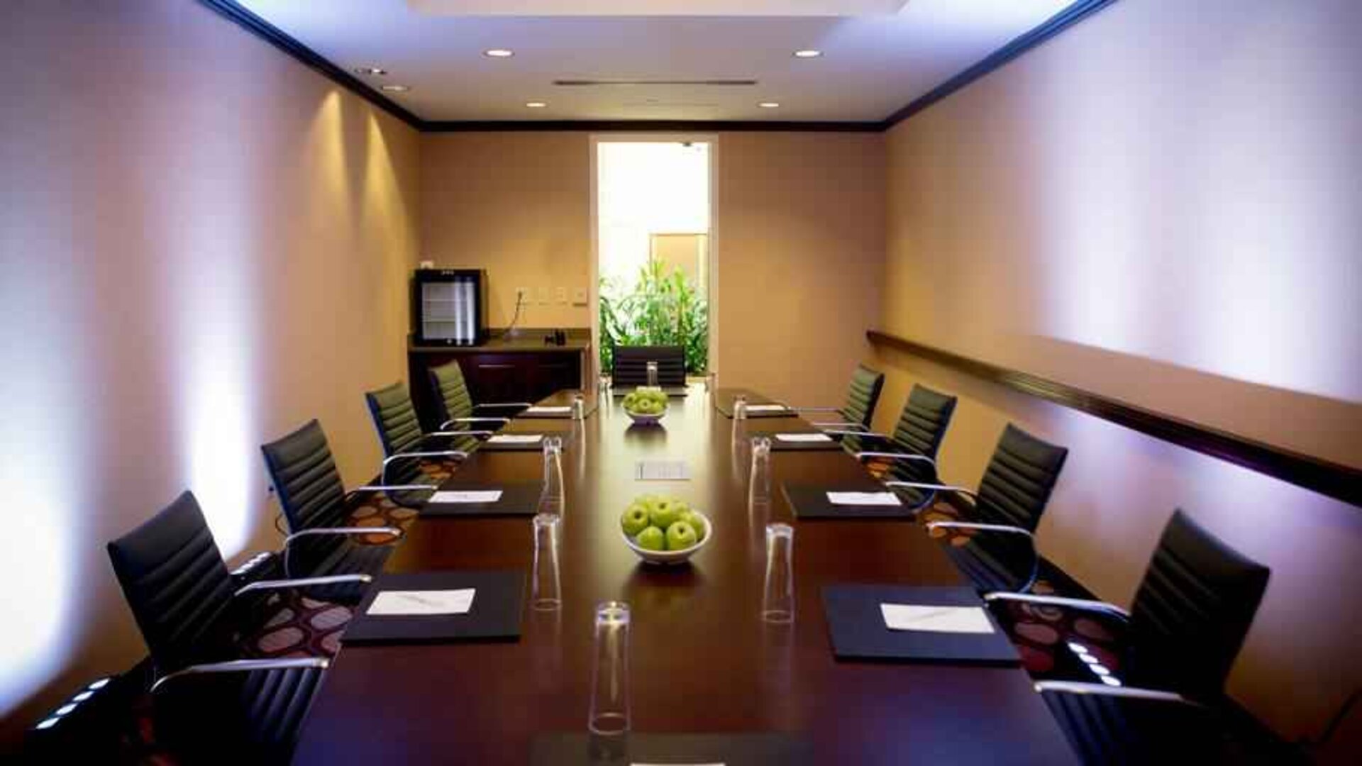 Meeting room perfect for every business appointment at the Embassy Suites by Hilton Alexandria-Old Town