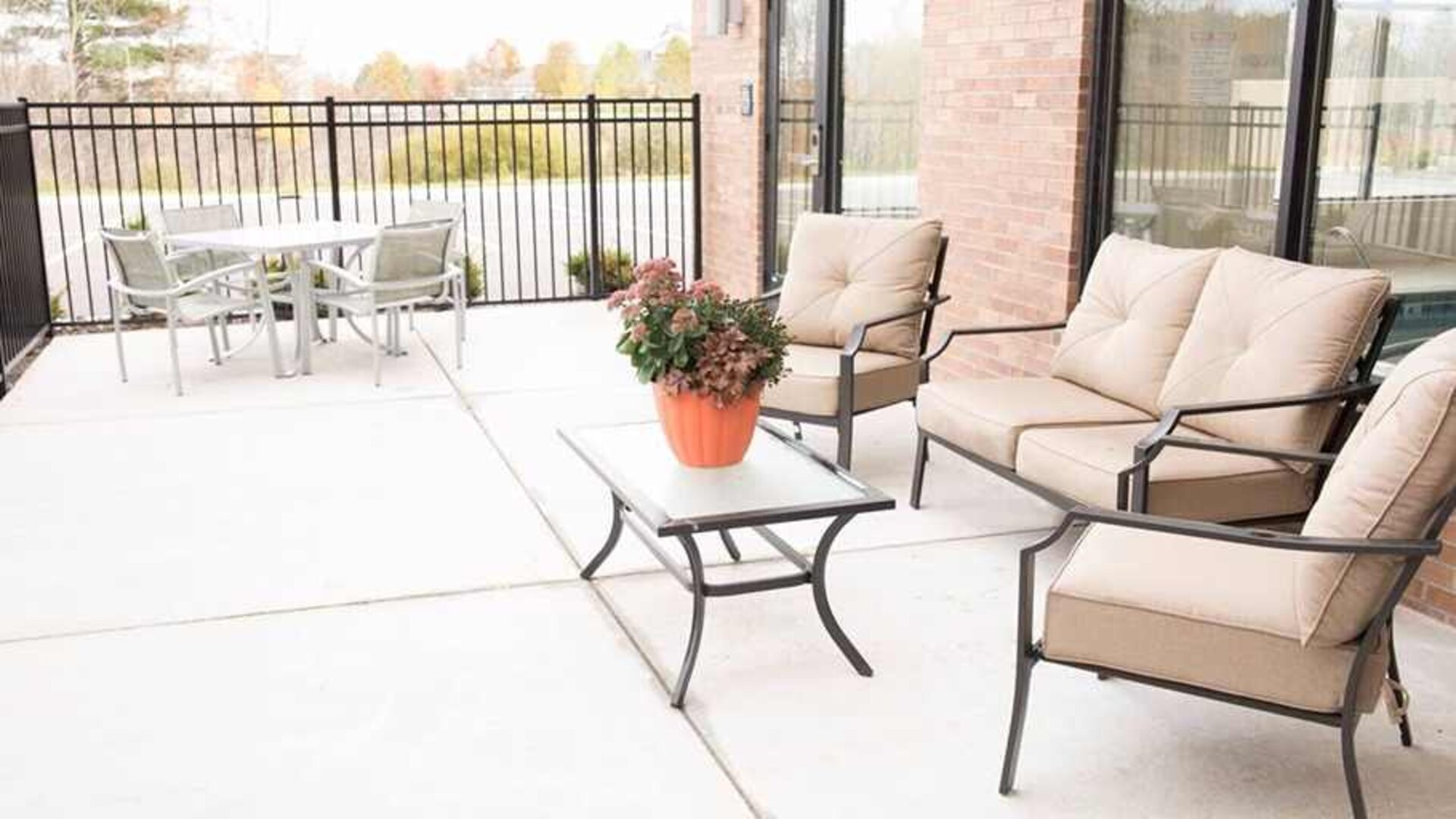 Pretty outdoor patio for coworking at Hampton Inn Big Rapids, MI.