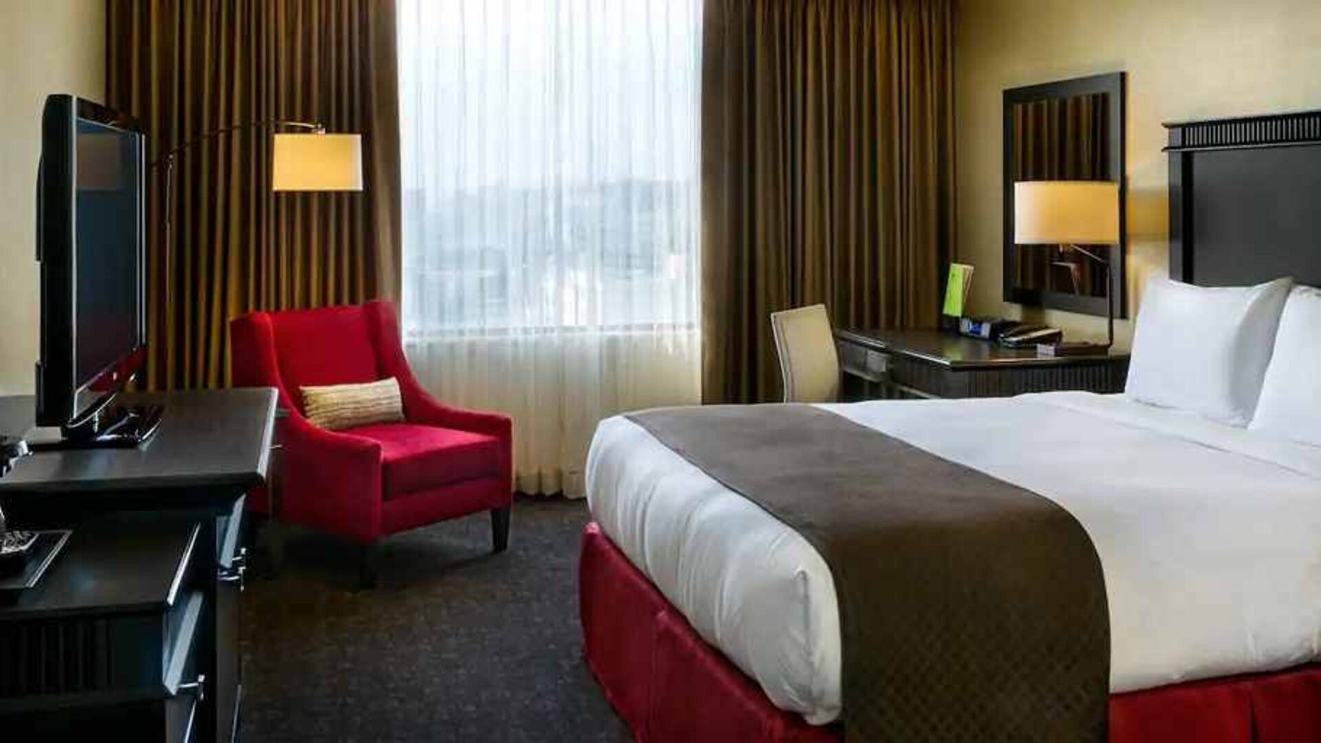 Luxurious and cosy king-sized bed in beautiful well lit room at DoubleTree by Hilton Los Angeles Downtown.