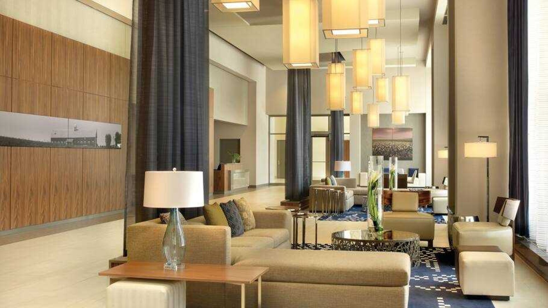 Comfortable lobby area perfect as workspace at the DoubleTree by Hilton Cedar Rapids Convention Complex.