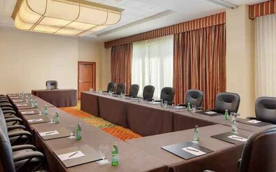 Meeting room perfect for every business appointment at the Hilton Seattle Airport & Conference Center.