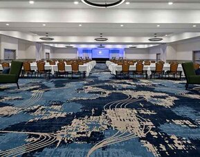 Large conference room ideal for conferences and business meetings at DoubleTree by Hilton Hotel Bakersfield.