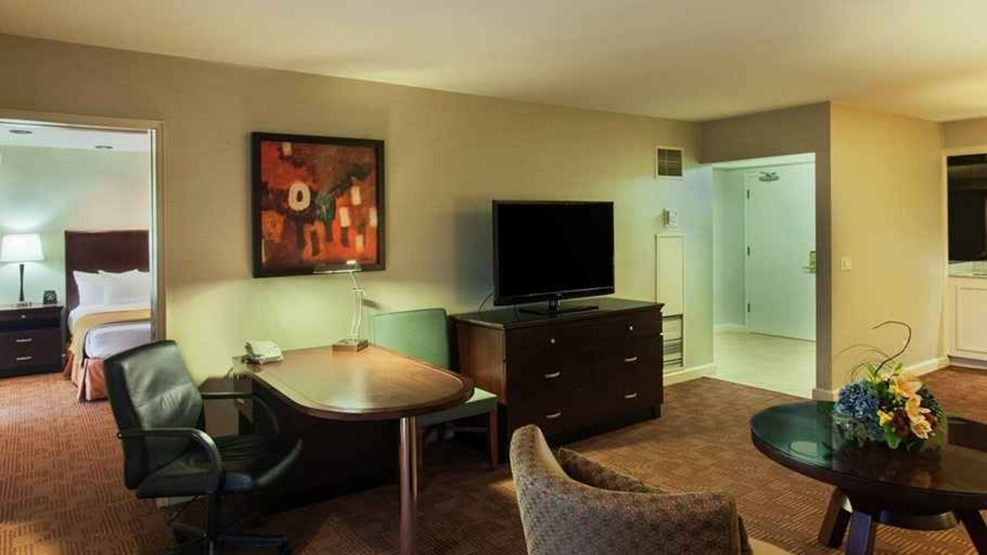 king bedrooms equipped with business center and work station at DoubleTree by Hilton Hotel Sacramento.