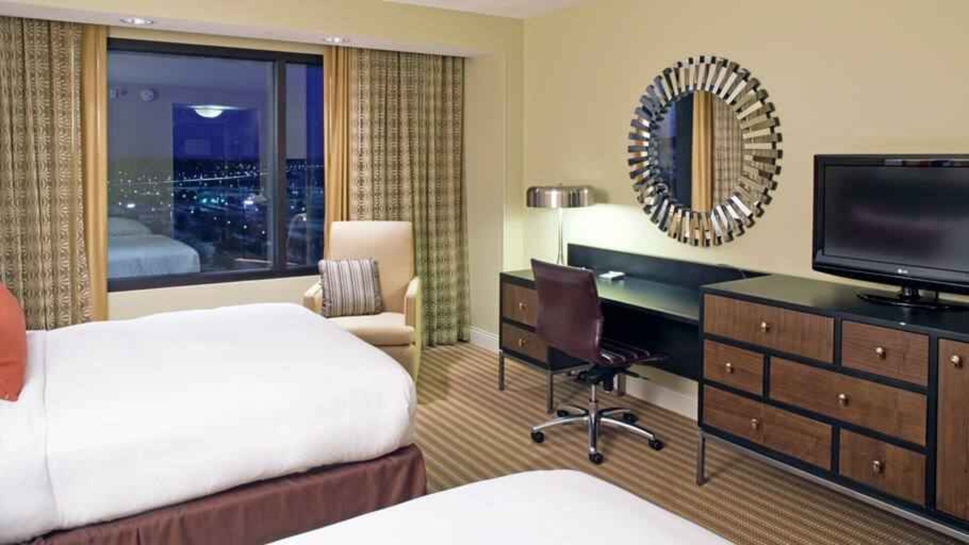 Working station in a double queen room at the Hilton Omaha.