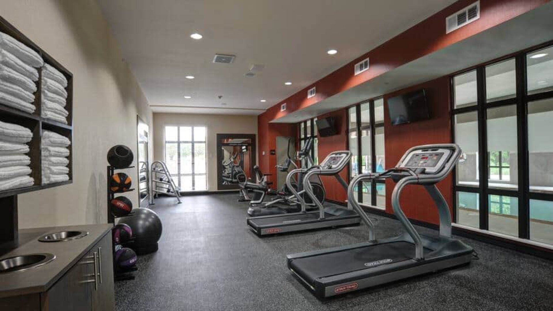 Fully equipped gym at the Hampton inn & Suites Ardmore.