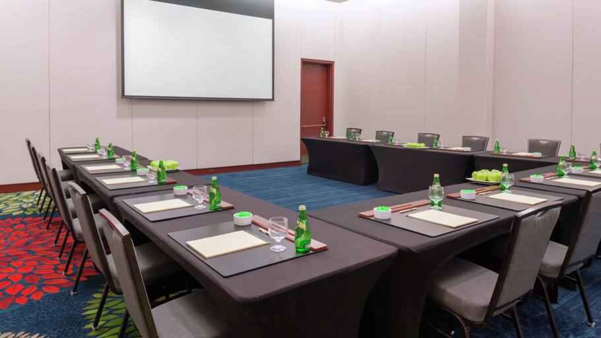 Meeting room with screen at the DoubleTree by Hilton Kansas City - Overland Park.