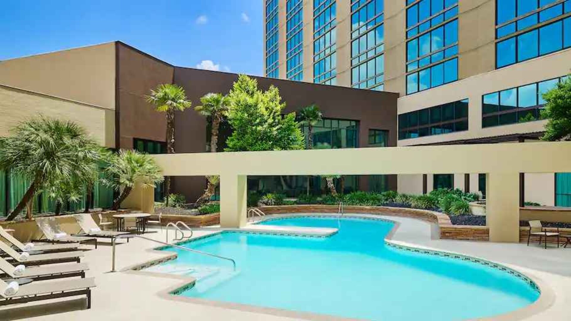 Oudoor pool area at the Hilton San Antonio-Airport.