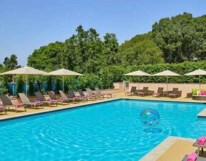 gorgeous outdoor pool with sunbeds and seating at Hilton Los Angeles North/Glendale & Executive Meeting Ctr.
