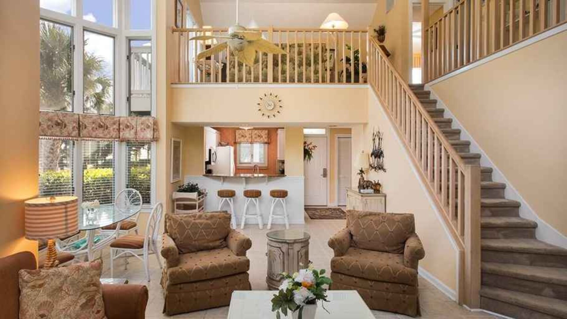 beatiful lounge area with natural light ideal as a coworking space at Kingston Plantation Condos.