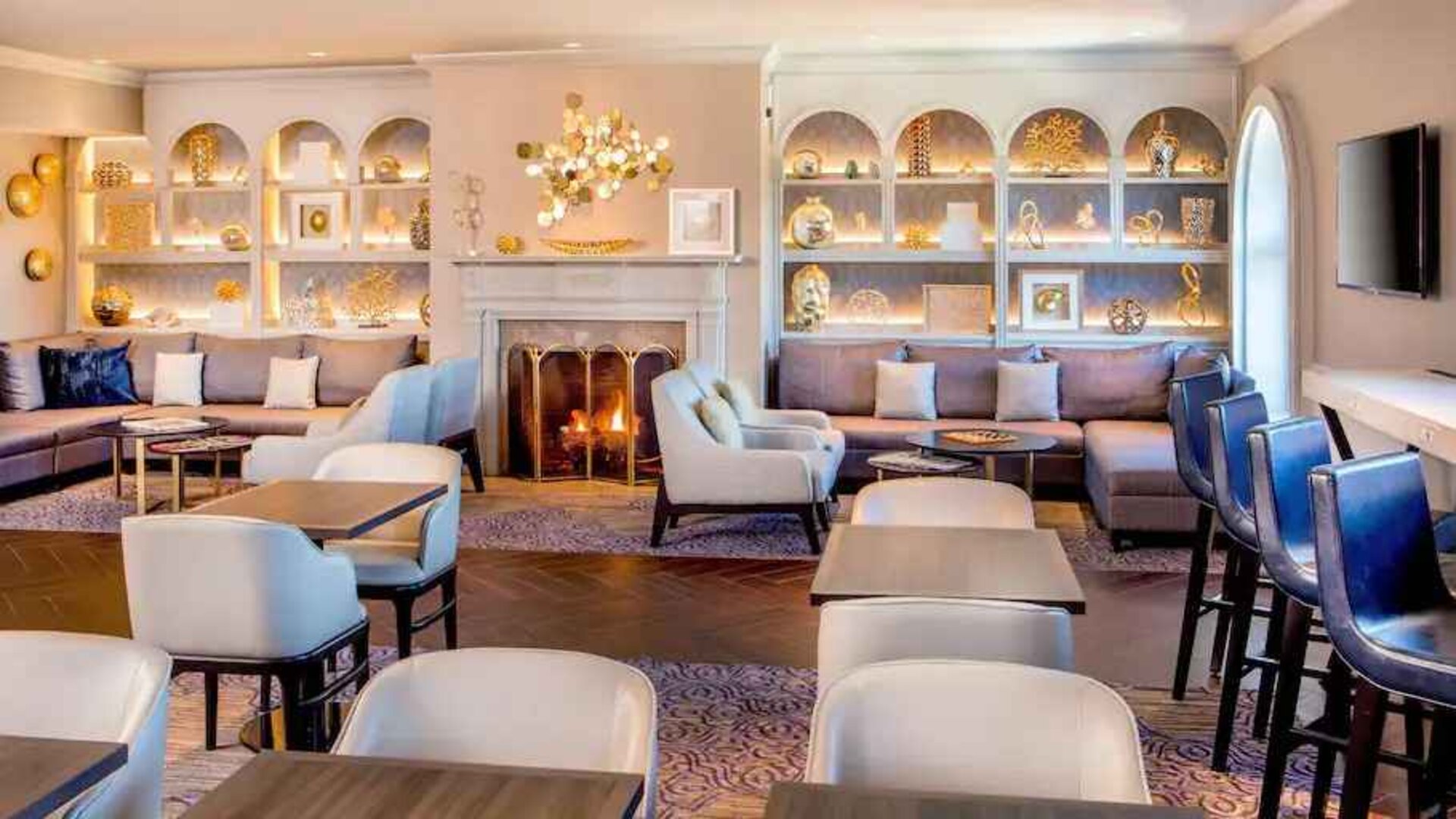 Elegant ecevutive lounge perfect as workspace at the Hilton Wilmington-Christiana.