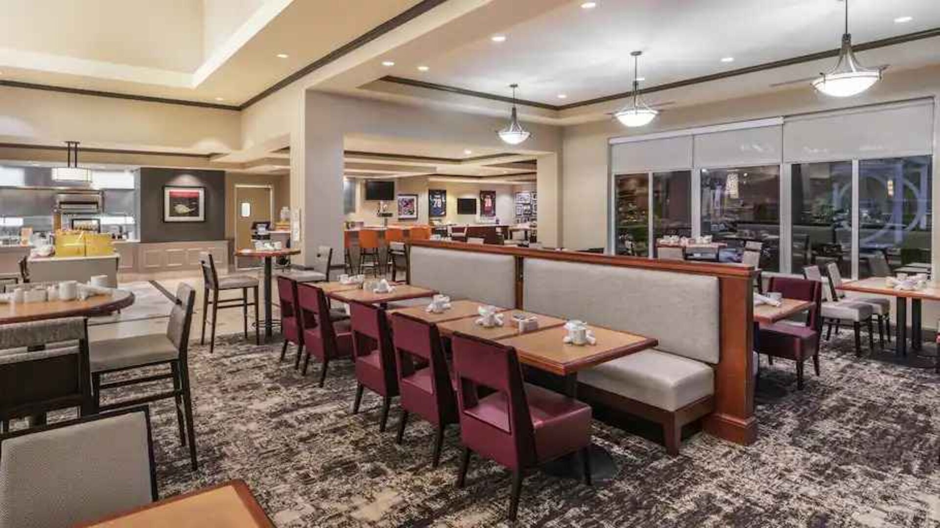 Comfortable breakfast seating with tables and lounges at the Hilton Garden Inn Blacksburg University.