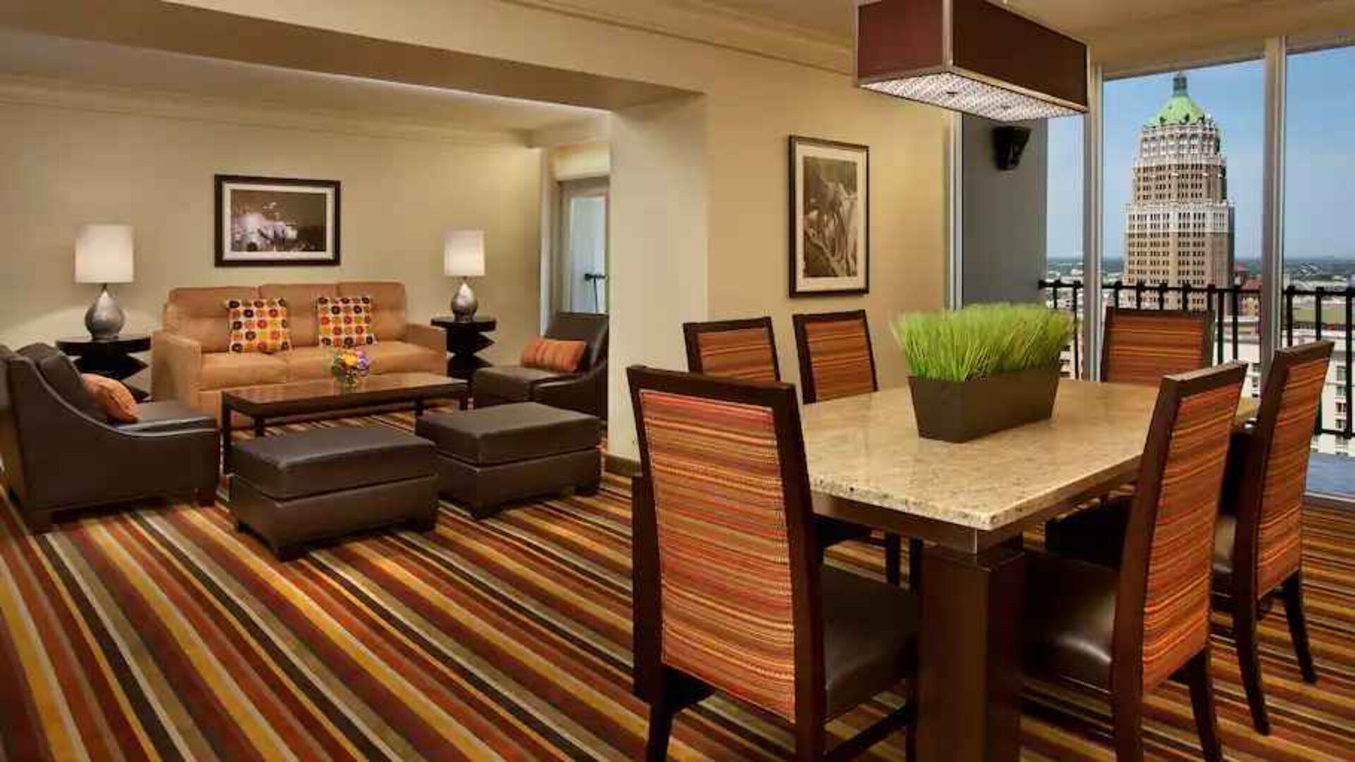 Living room with sofa, table and window at the Hilton Palacio del Rio.