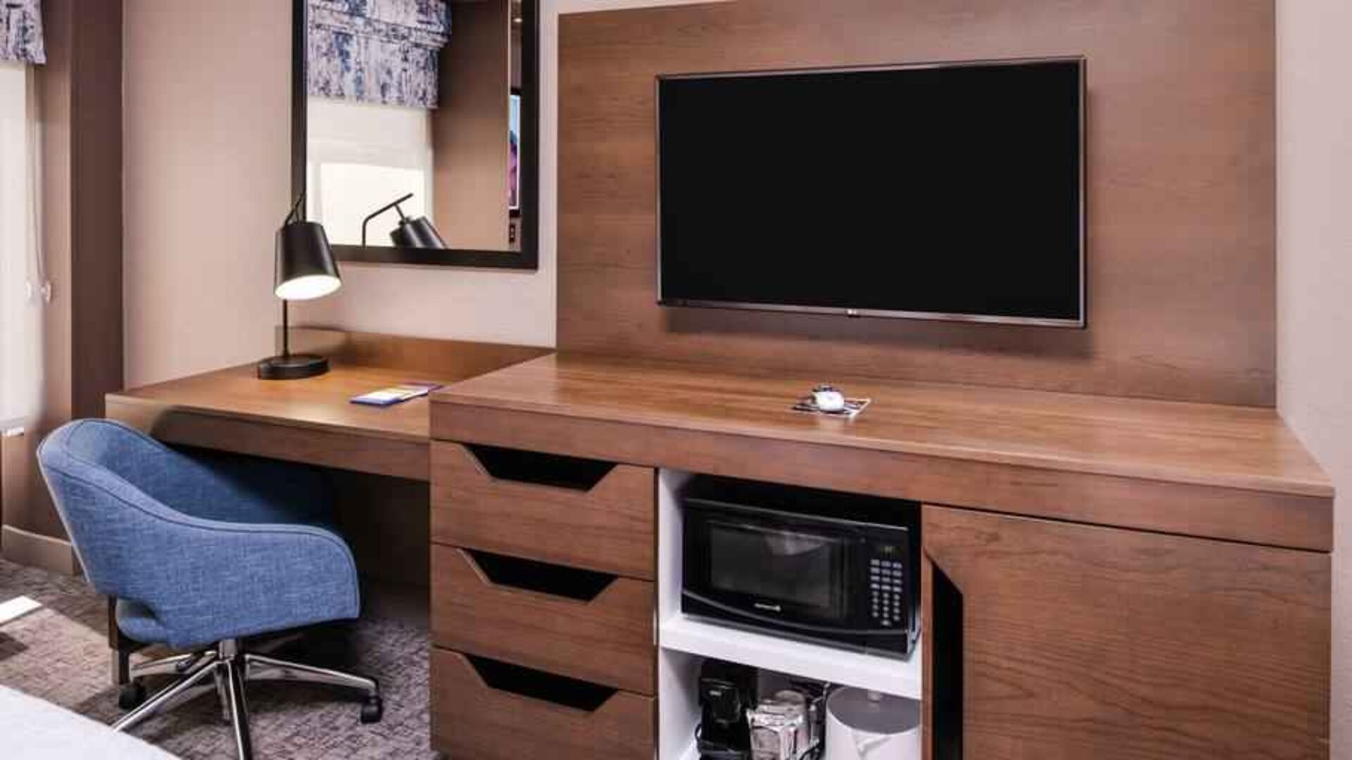 Working station in a hotel room at the Hampton Inn Albuquerque, University-Midtown (UNM).