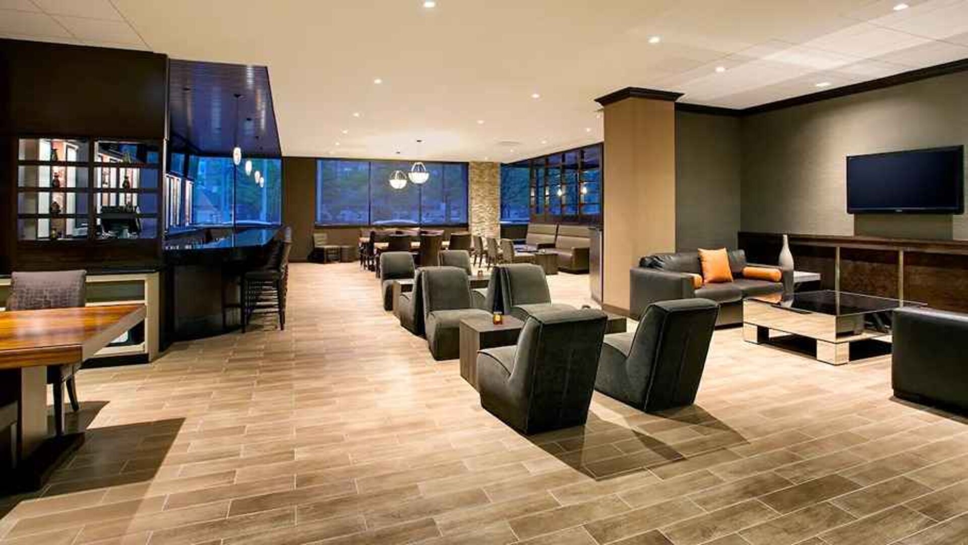 comfortable lobby and lounge area perfect as a coworking space at DoubleTree by Hilton Hotel & Suites Jersey City.