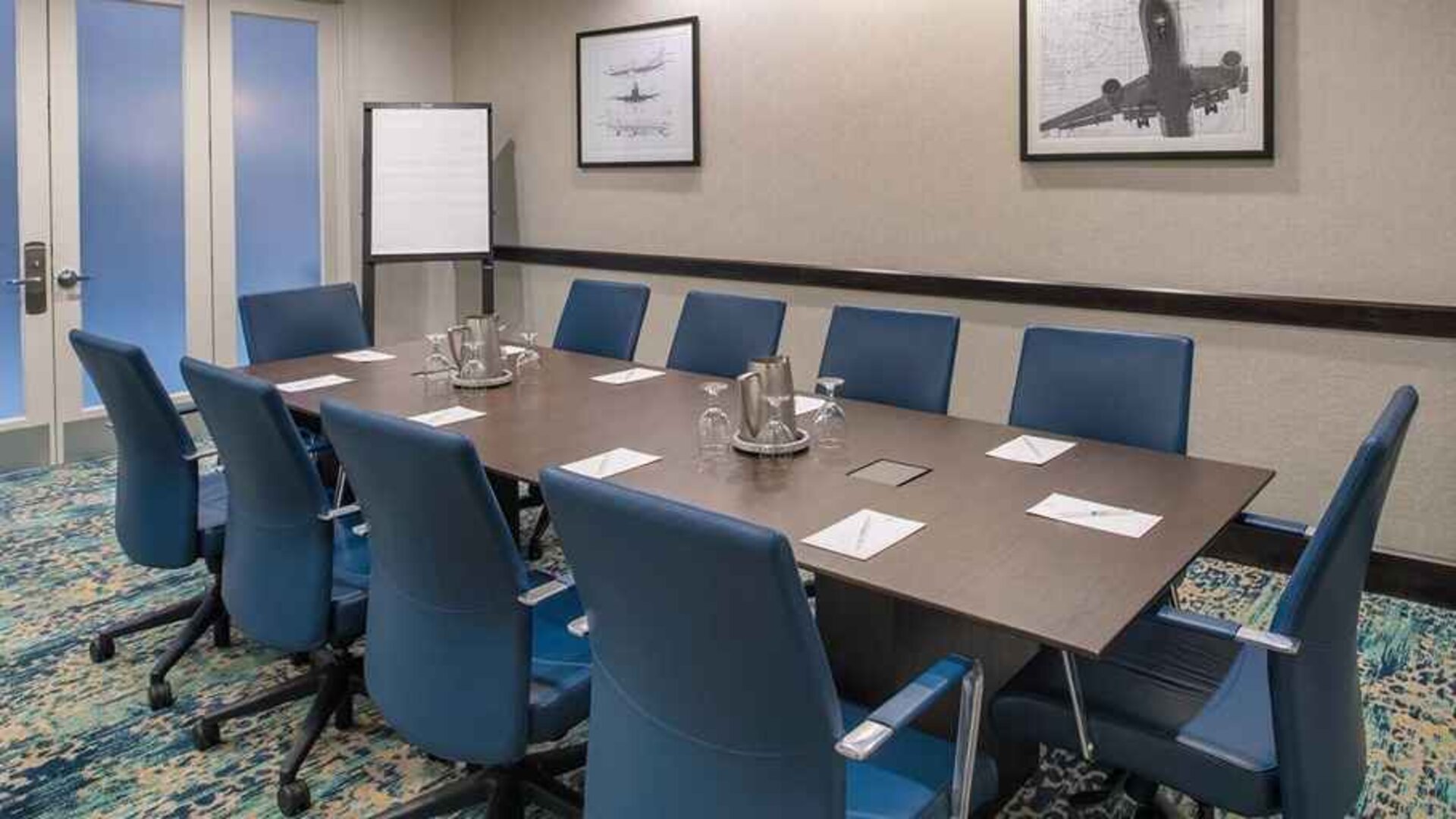 Professional meeting room ideal for all boardroom meetings at Embassy Suites by Hilton Seattle Tacoma International Airport.