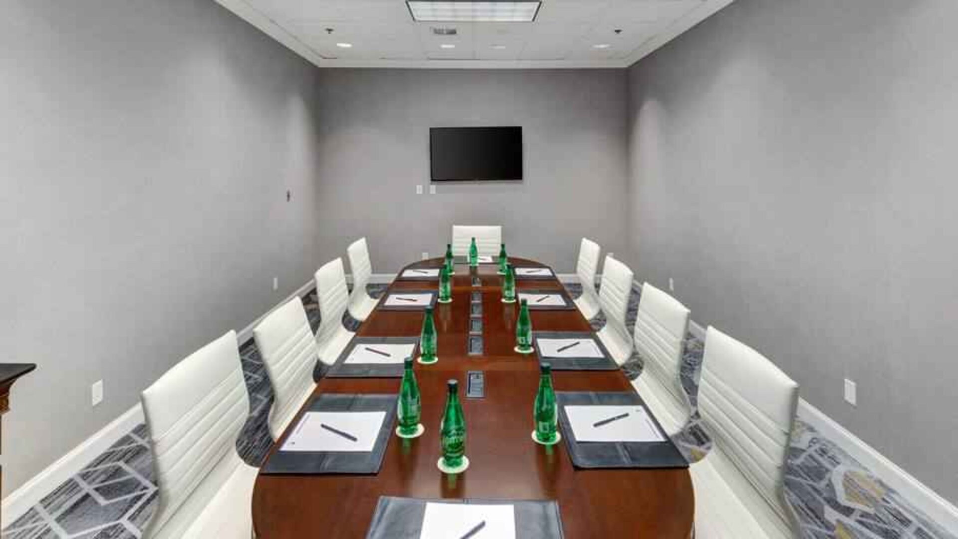 Small meeting room with screen at the DoubleTree by Hilton Wichita Airport.