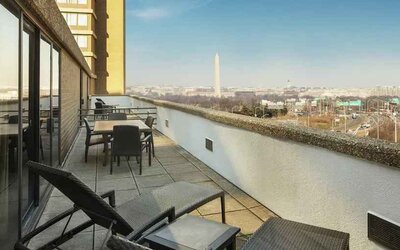 Hotel terrace overlooking the city at the DoubleTree by Hilton Washington DC - Crystal City.