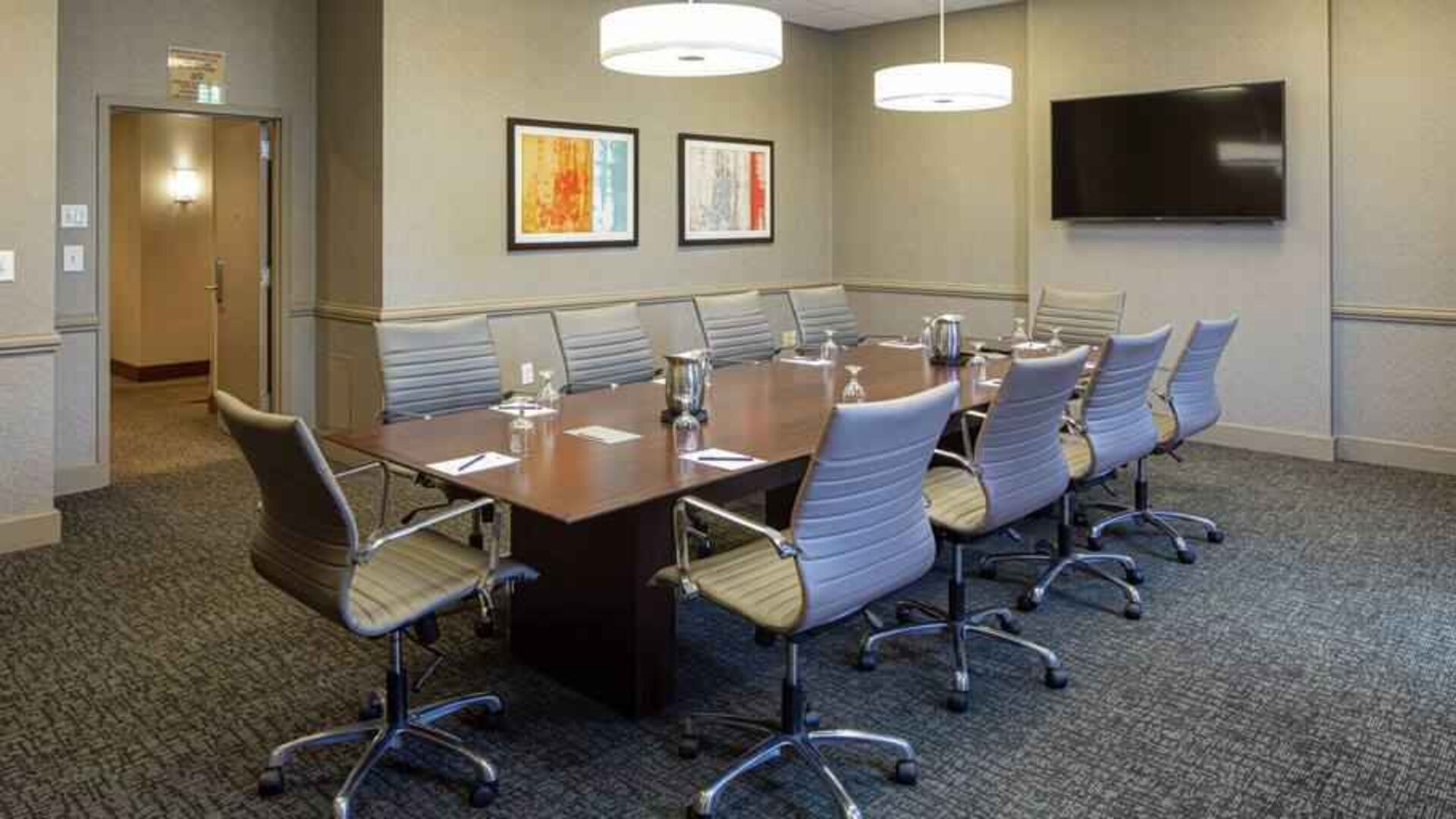 Small meeting room with TV screen at the DoubleTree by Hilton Pittsburgh Green Tree.