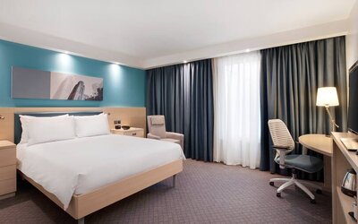 King bedroom with working station at the Hampton by Hilton Bristol Airport.