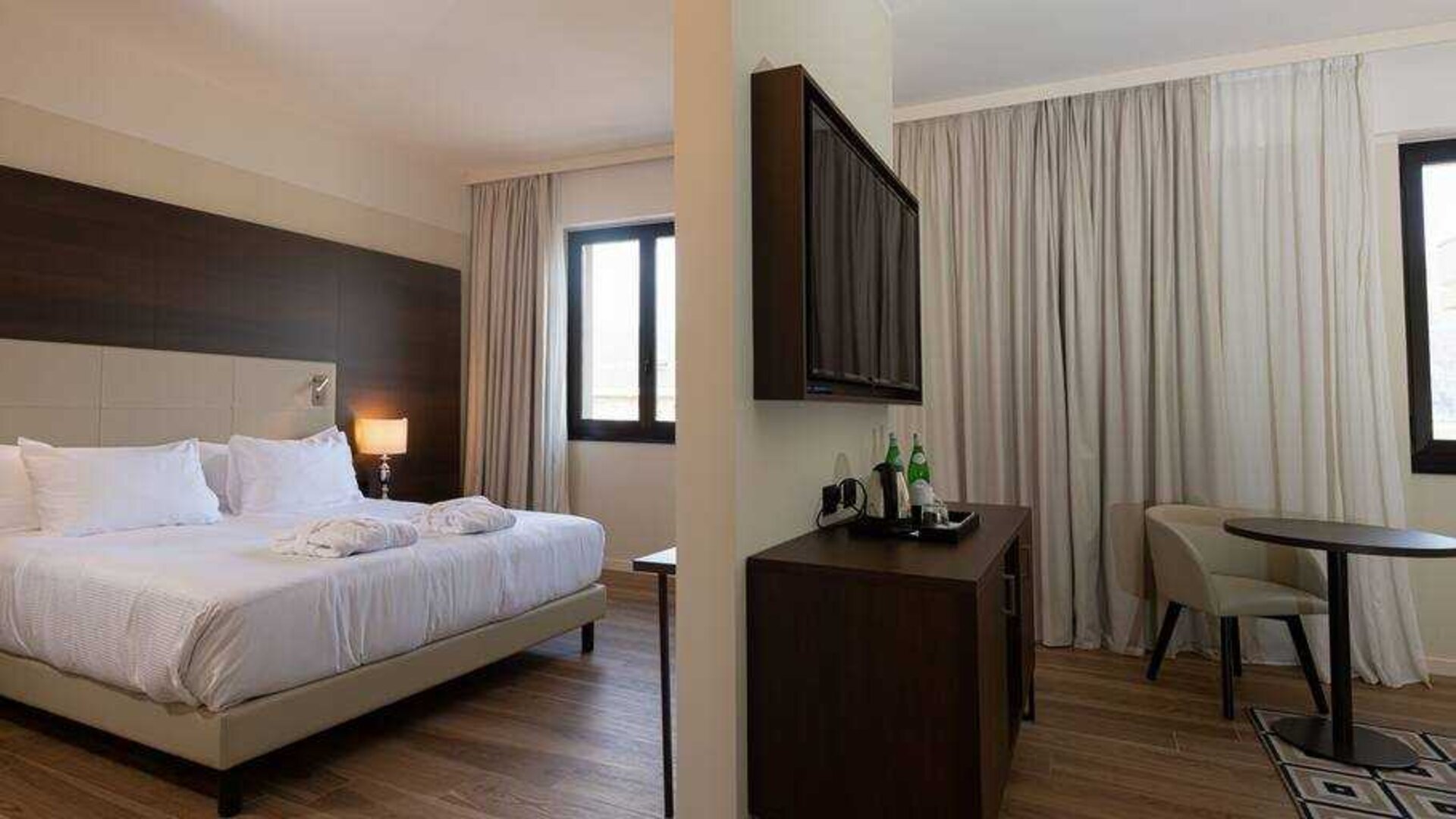 King suite with working station at the DoubleTree by Hilton Brescia.