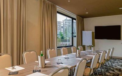 Meeting room with TV screen at the DoubleTree by Hilton Brescia.