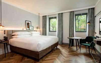 Bright king guestroom with working station at the DoubleTree by Hilton Rome Monti.