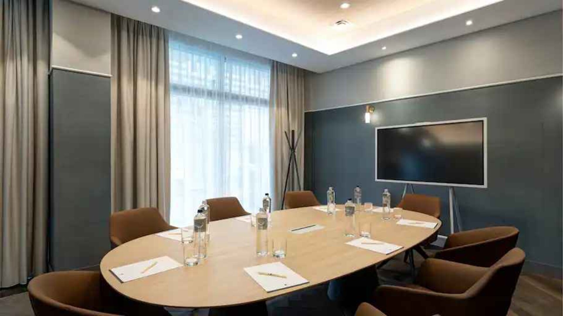 Small meeting room with round table at the DoubleTree by Hilton Rome Monti.