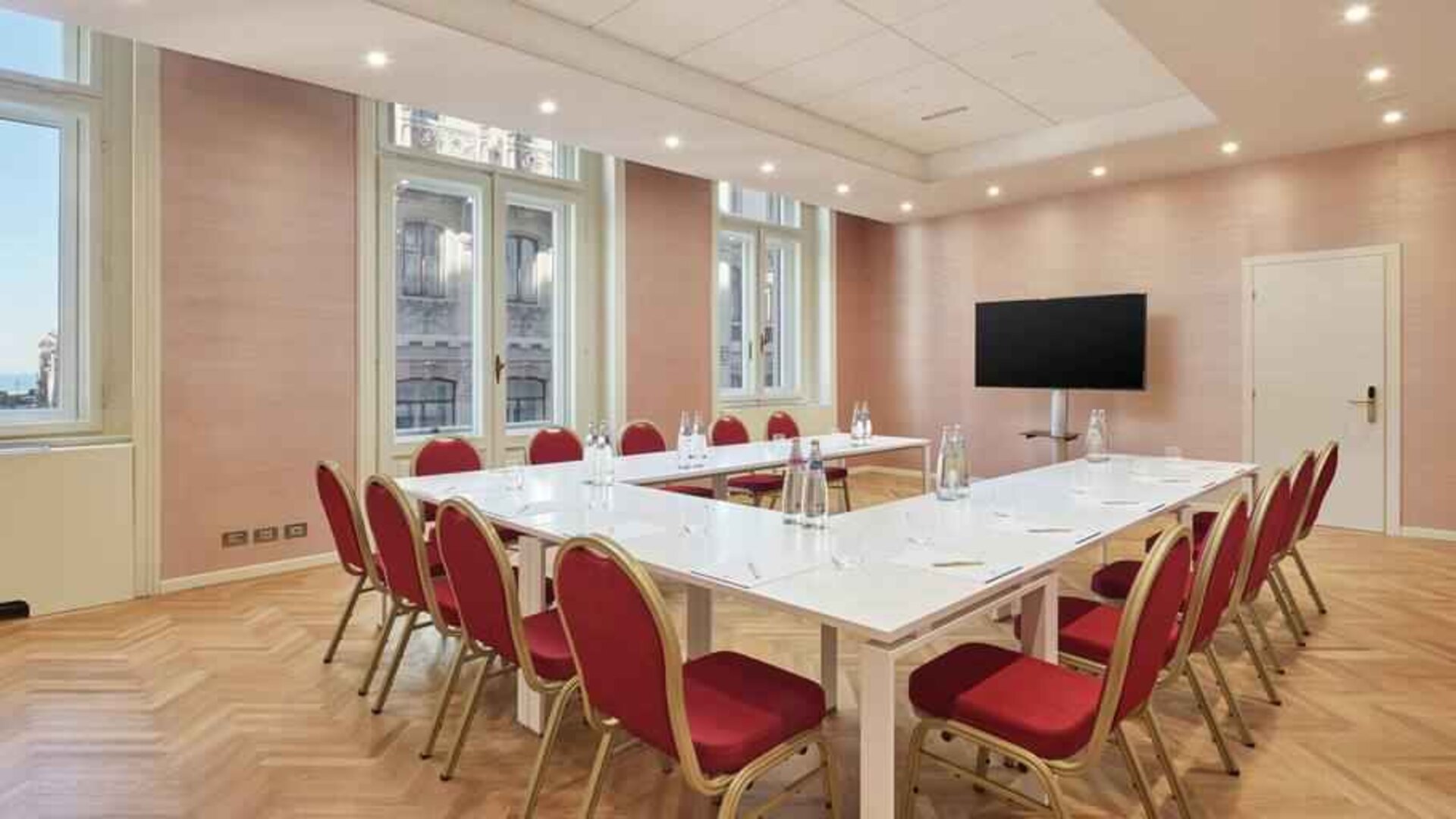 Meeting room with TV screen and u shape table at the DoubleTree by Hilton Trieste.