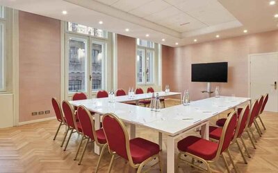Meeting room with TV screen and u shape table at the DoubleTree by Hilton Trieste.