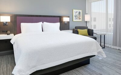 spacious king room with lounger and work area at Hampton Inn Irvine Spectrum Lake Forest.