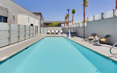 large outdoor pool with sunbeds and outdoor seating at Hampton Inn Irvine Spectrum Lake Forest.