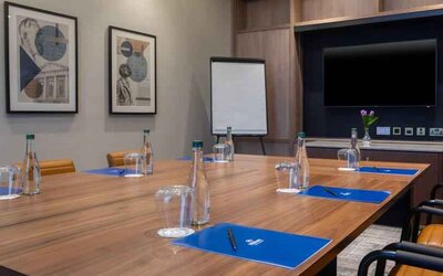 Small meeting room with square table at the Hilton Dublin Airport.