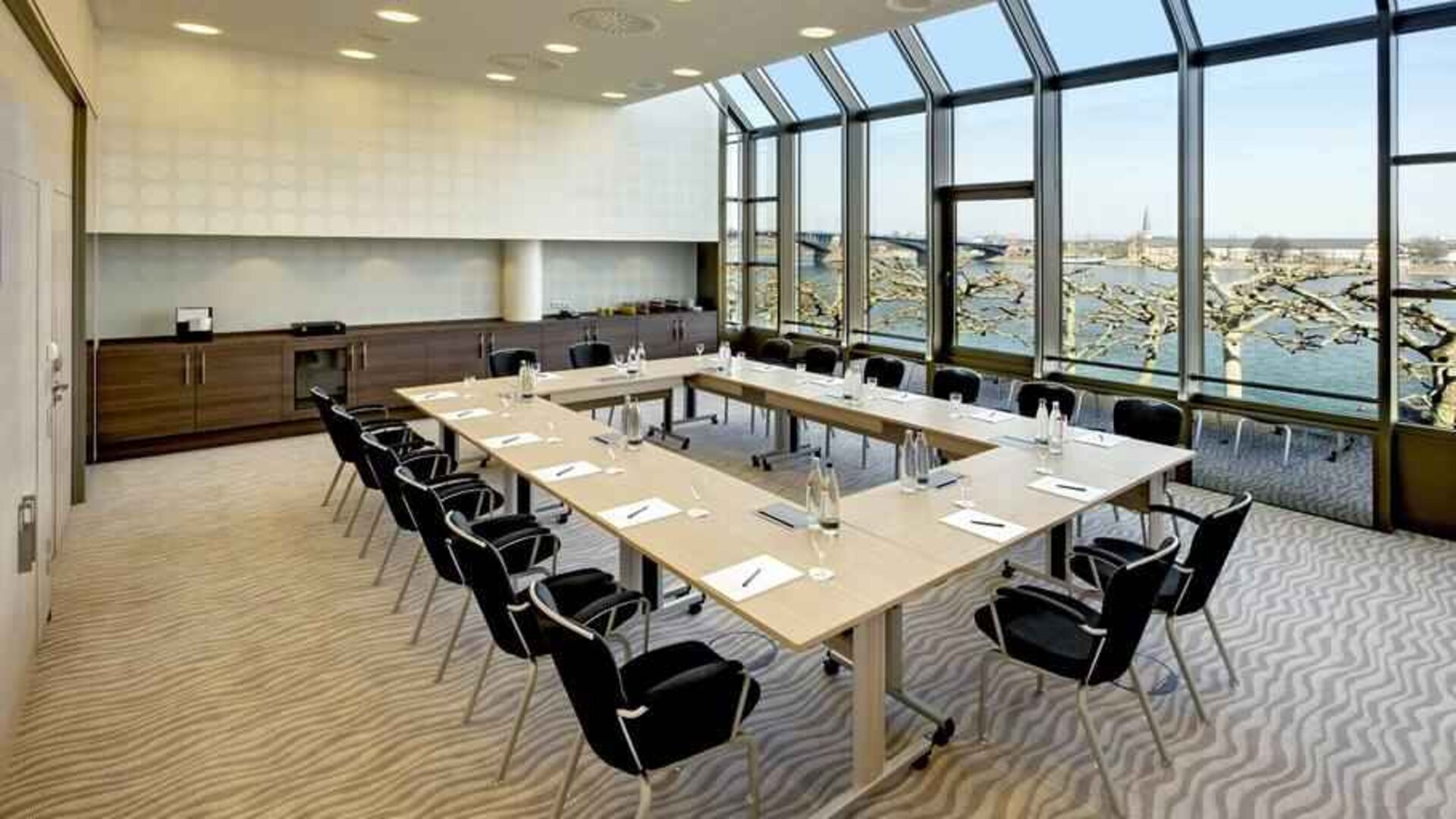Bright meeting room at the Hilton Mainz.