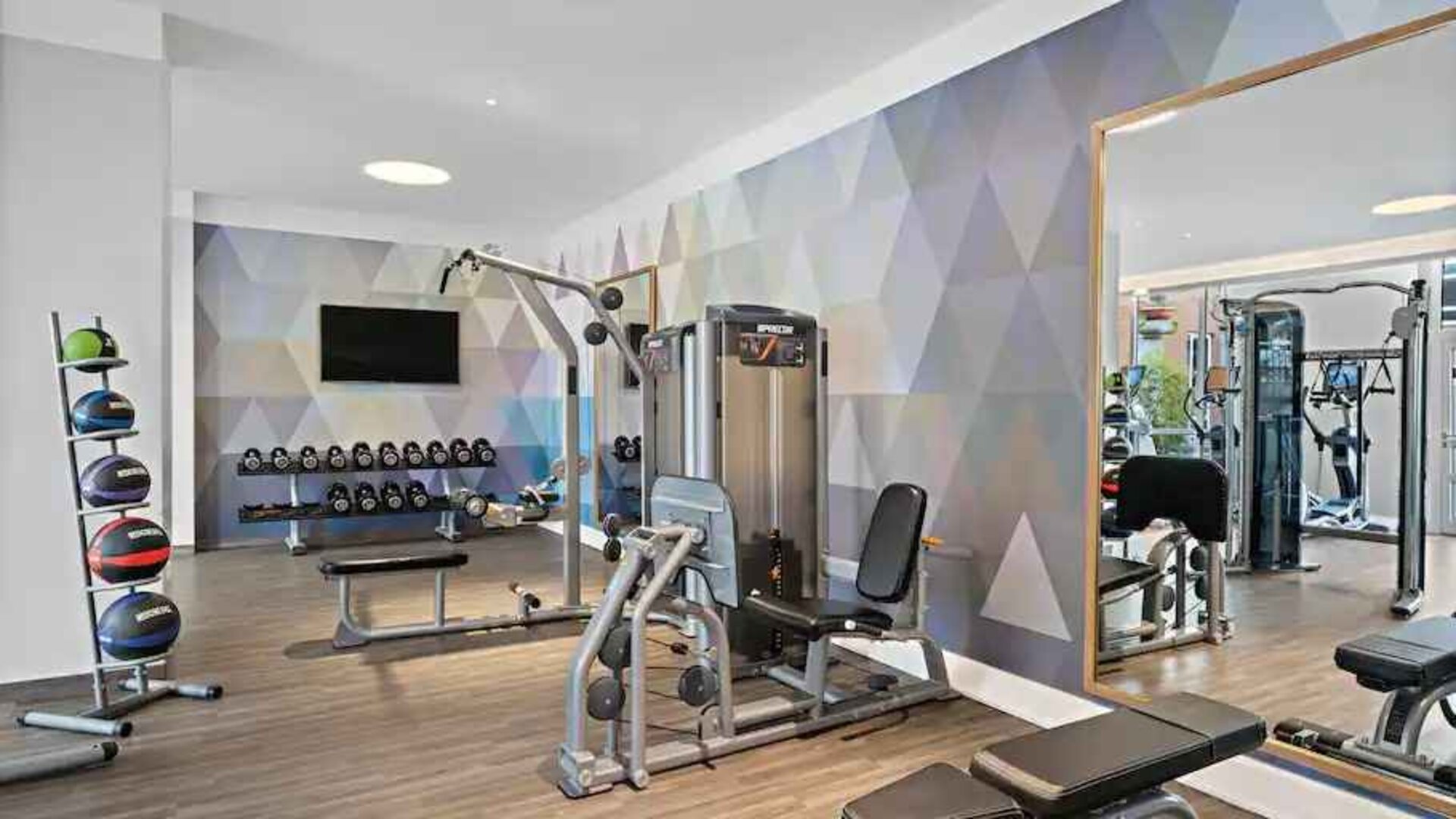 Fitness center with machines at the Hilton Munich City.