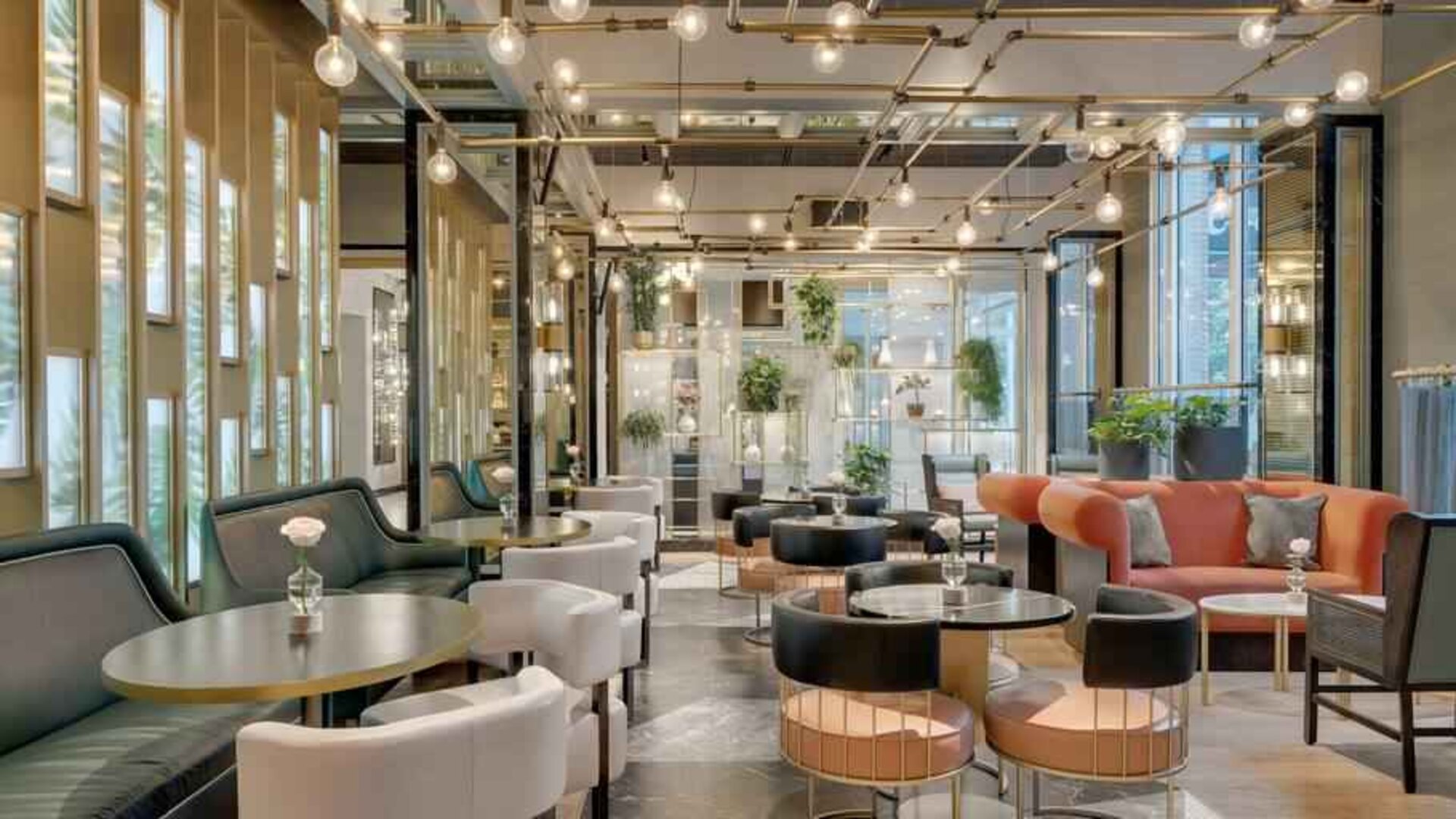 Dining area suitable for co-working at the Hilton Munich City.