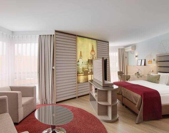 Stylish king suite with working station at the DoubleTree by Hilton Hannover Schweizerhof.
