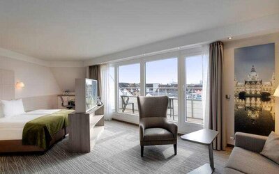 King room with balcony at the DoubleTree by Hilton Hannover Schweizerhof.