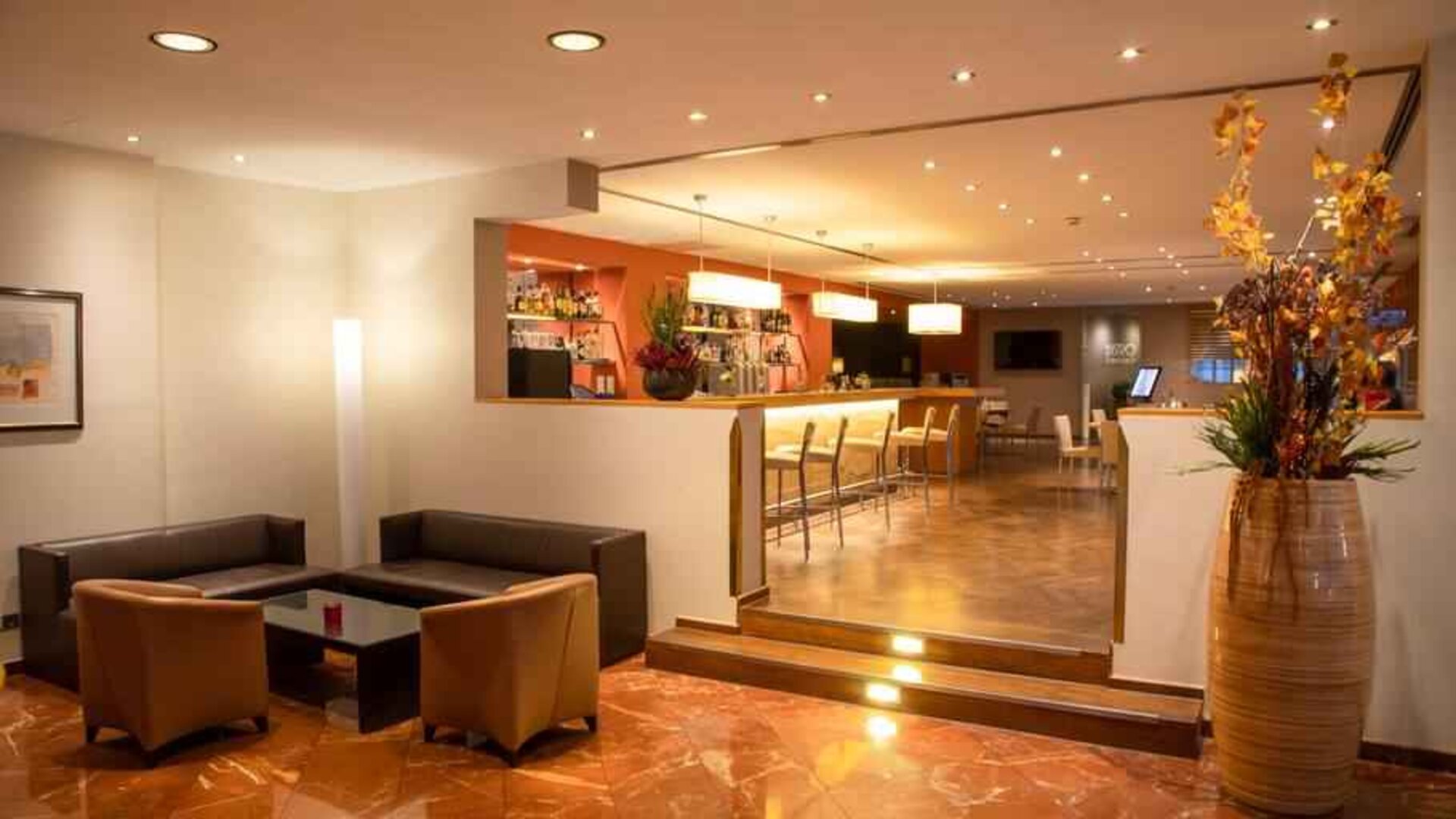 Lobby workspace perfect for co-working at the DoubleTree by Hilton Hannover Schweizerhof.