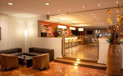 Lobby workspace perfect for co-working at the DoubleTree by Hilton Hannover Schweizerhof.