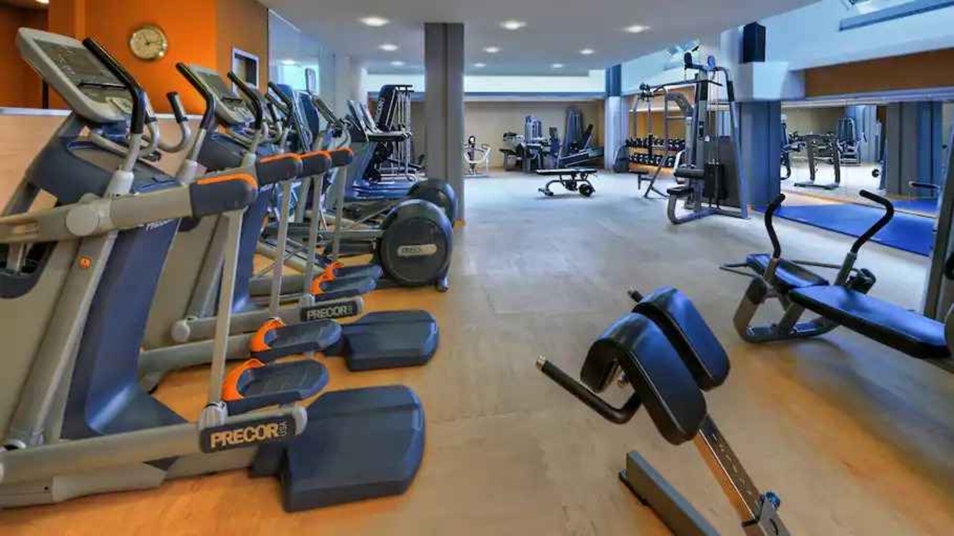 Fully equipped fitness center at the Hilton Cologne.