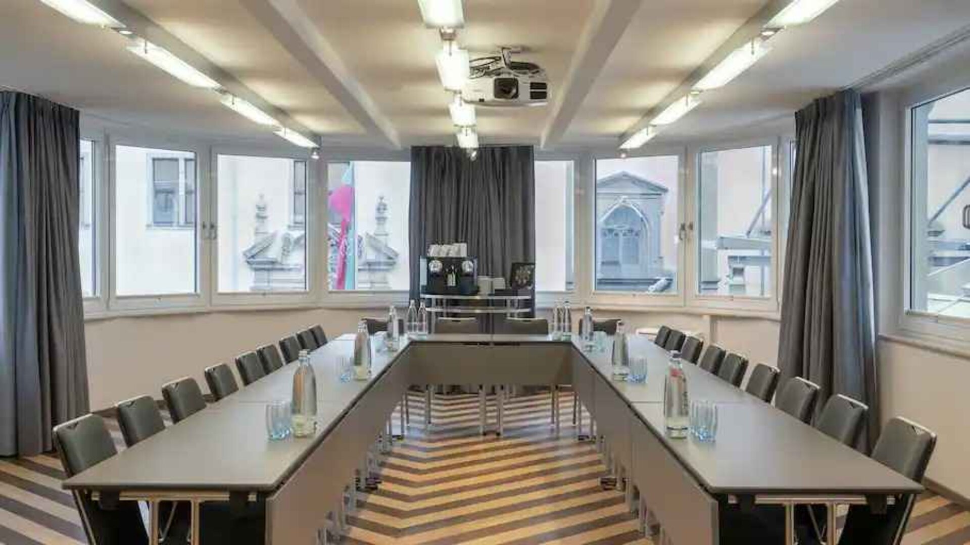 Meeting room with u shape table at the Hilton Cologne.