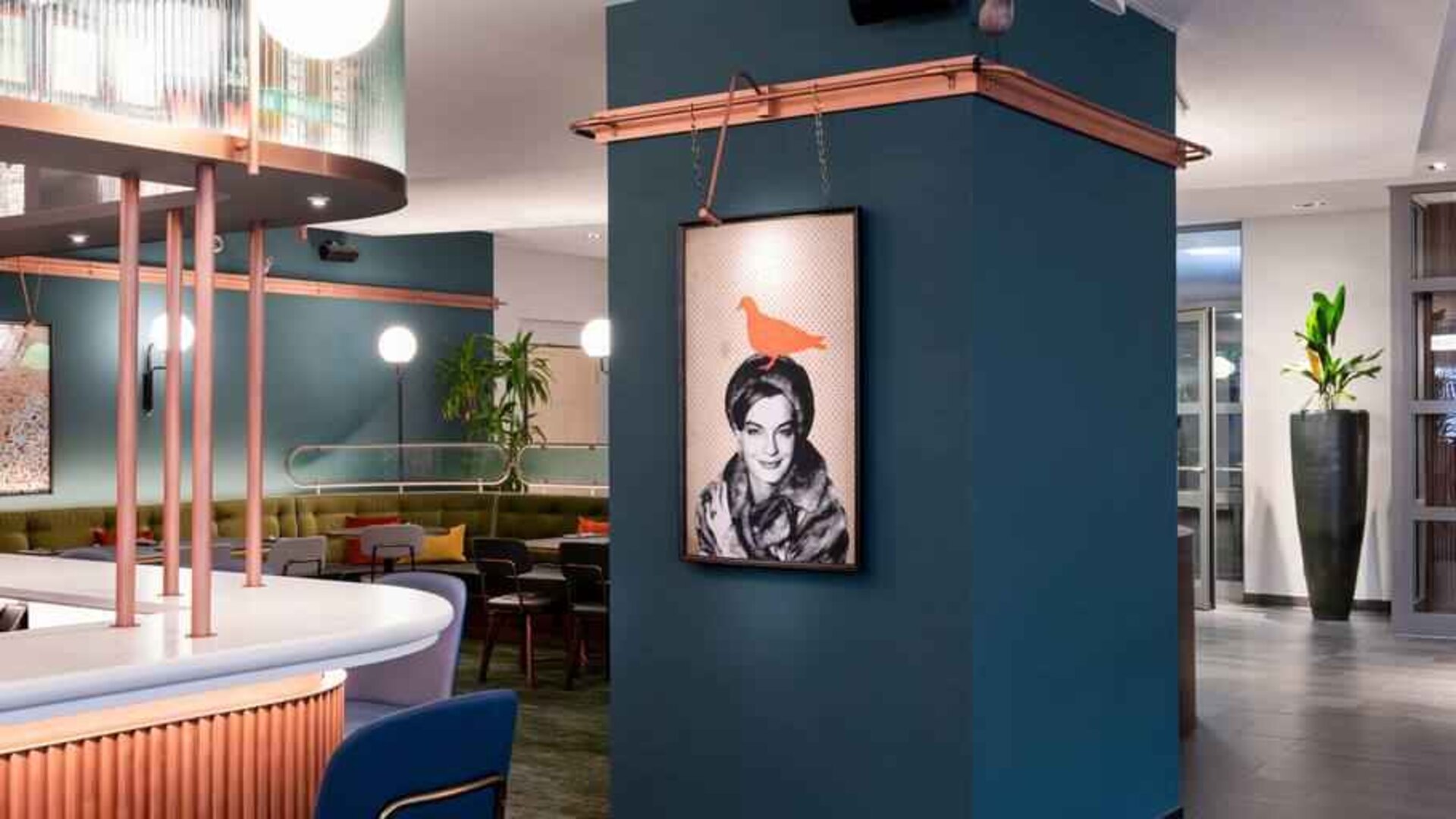 Lobby workspace at the Hilton Cologne.