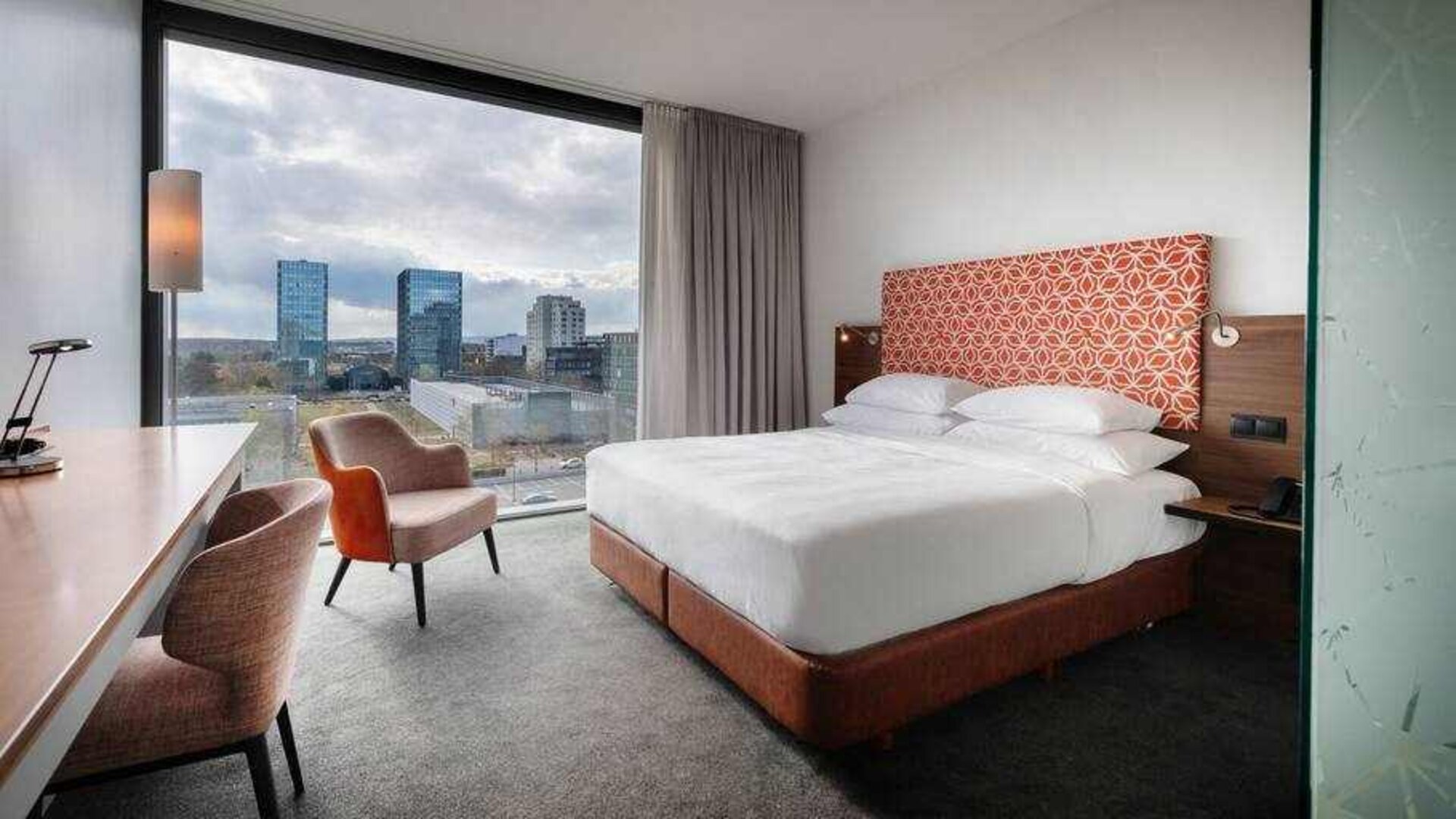 King bedroom with working station at the DoubleTree by Hilton Frankfurt Niederrad.