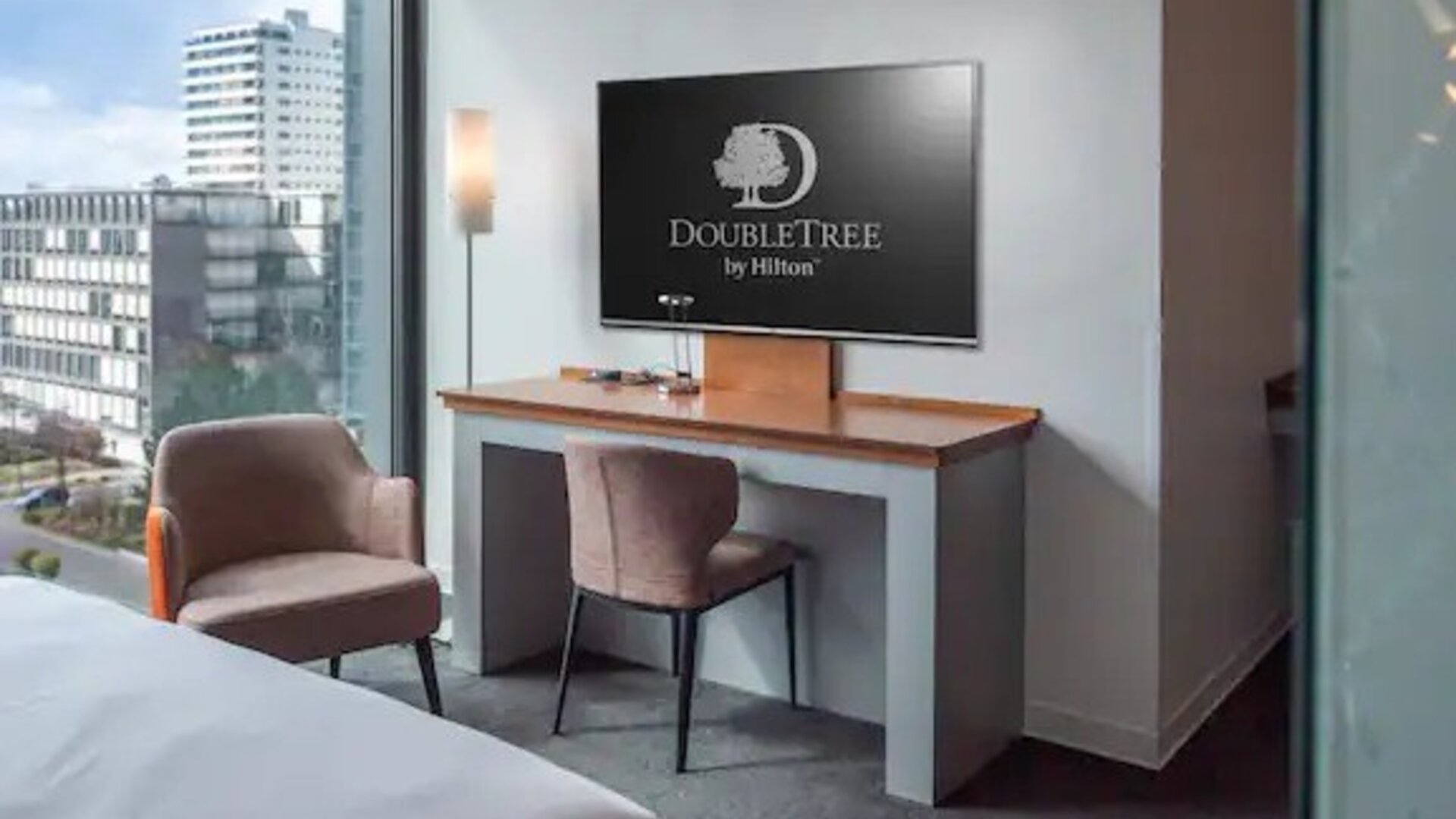 Working station with view along the window at the DoubleTree by Hilton Frankfurt Niederrad.